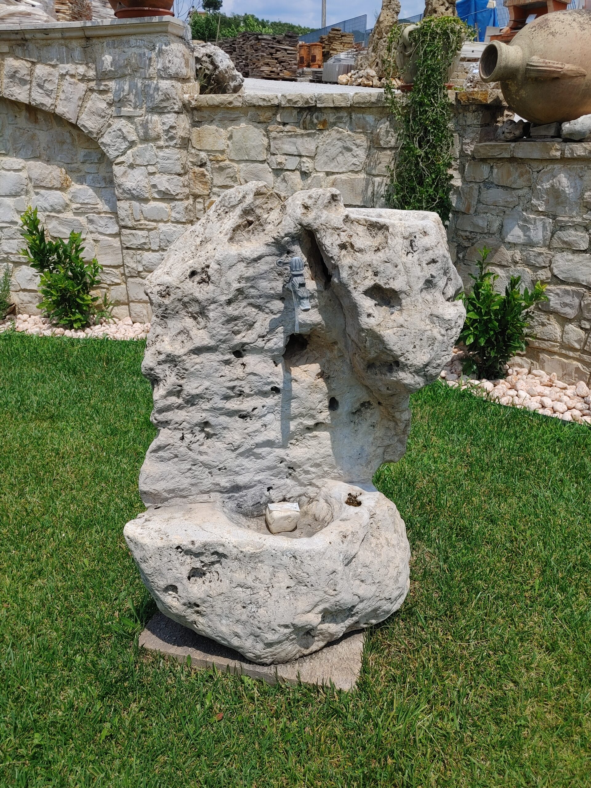 Fontana in pietra anticata Art.5