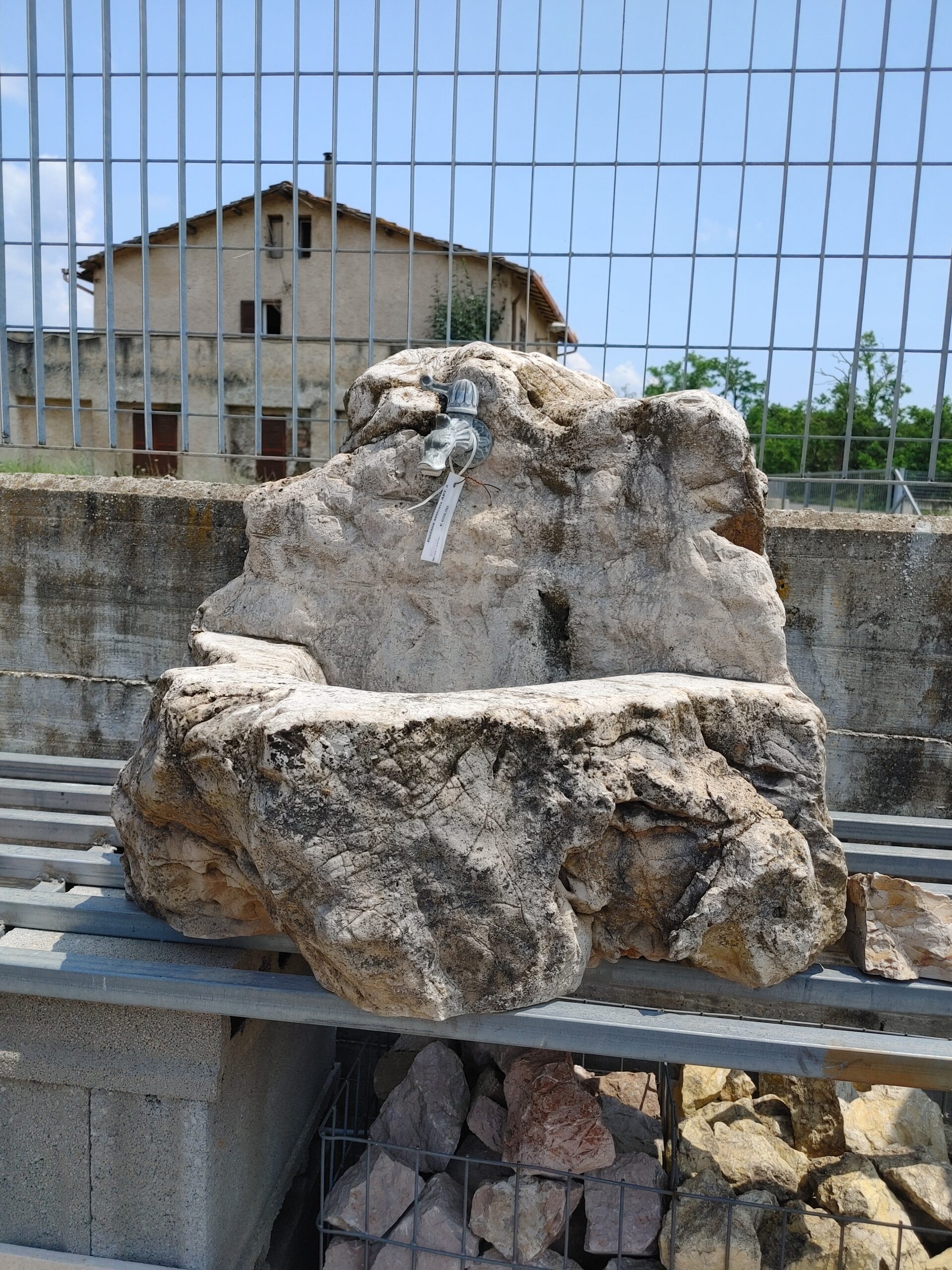 Fontana in pietra anticata Art.2