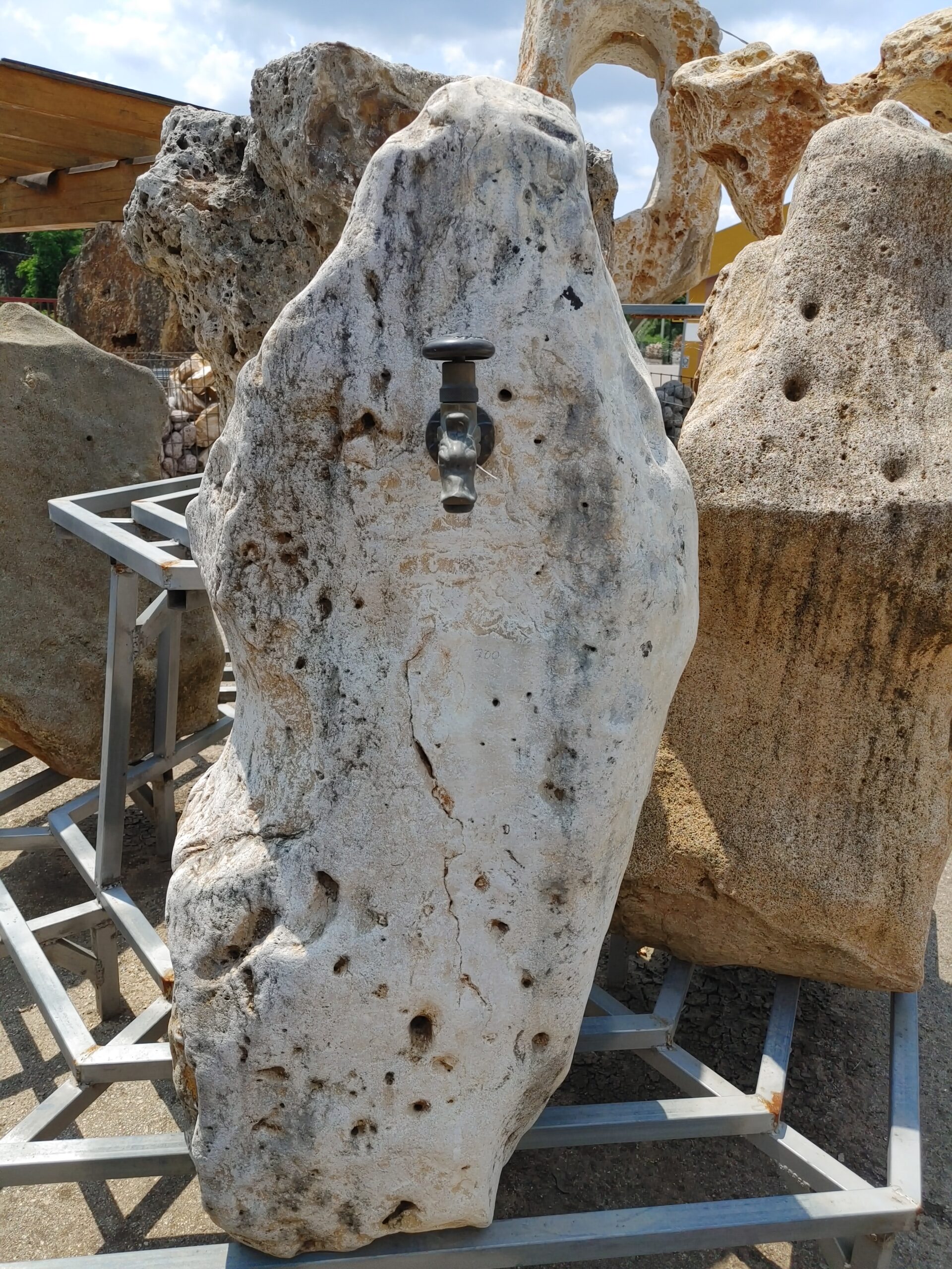 Fontana in pietra anticata senza vasca Grande